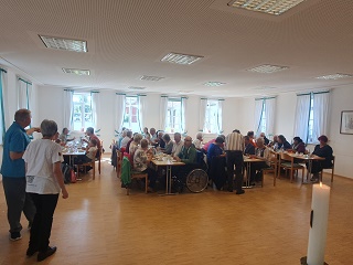 Foto von Besuchern beim Fairen Fr&uuml;hst&uuml;ck